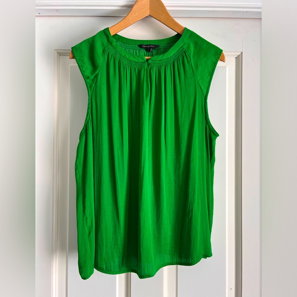 Banana Republic kelly green sleeveless blouse